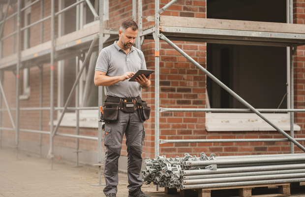 geruestbauer-software-tablet-baustelle-fassade