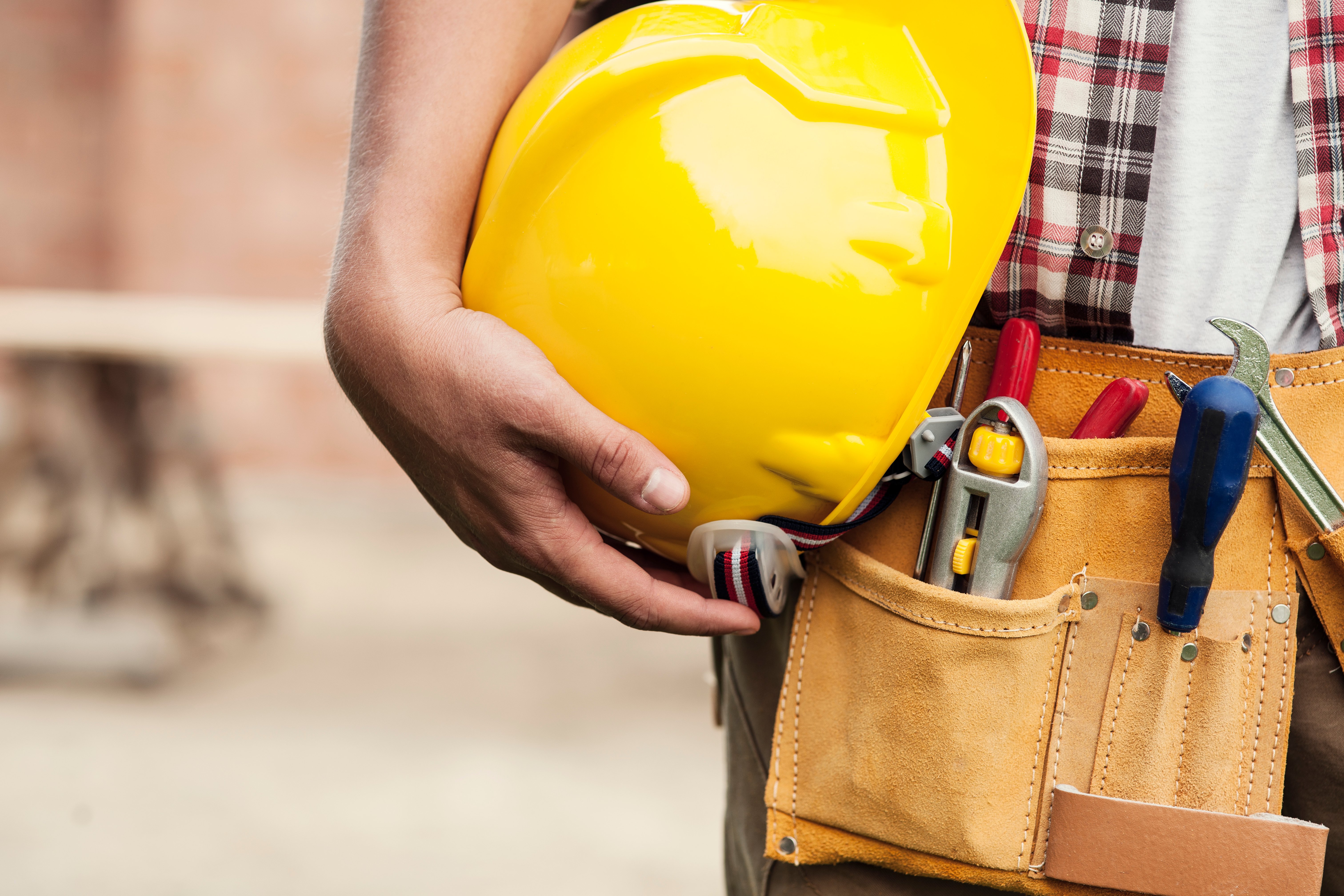 Handwerker mit Handwerkshelm